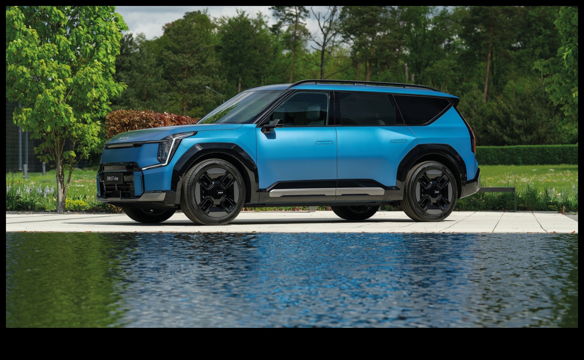 Highway Harmony: Mișcarea sincronizată a SUV-urilor pe șosea