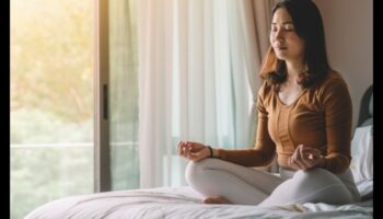 Cultivați claritatea: beneficiile mentale și emoționale ale meditației