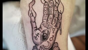 Glove of Glory: Începeți-vă în călătoria tatuajelor de mână